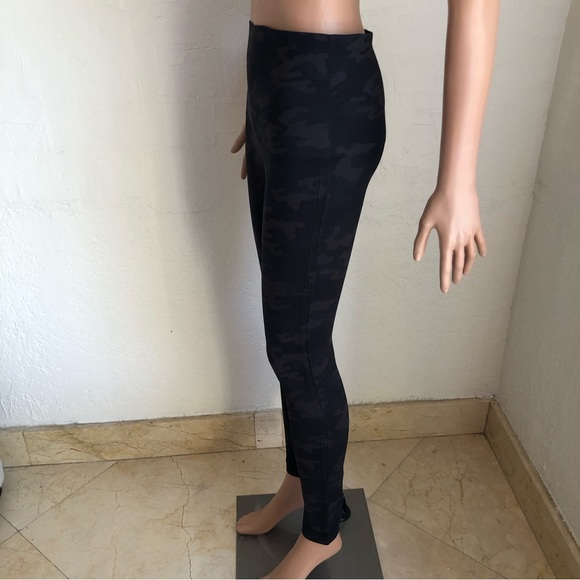 Spanx Olive Green Camouflage Compression Leggings Women’s Size 1X/1TG Acticewear - Picture 3 of 16